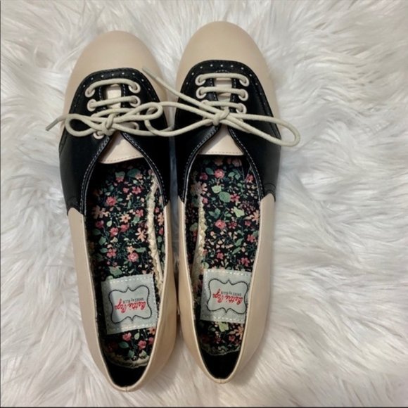 ModCloth Study Buddies Oxford Flat in Black &Cream - Picture 3 of 8